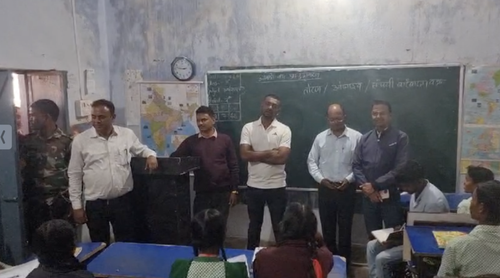 जयराम महतो ने बच्चों की ली क्लास
